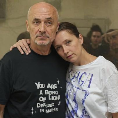 Artista Aleksandr Dotsenko, preso na Rússia por protesto anti-guerra, morre