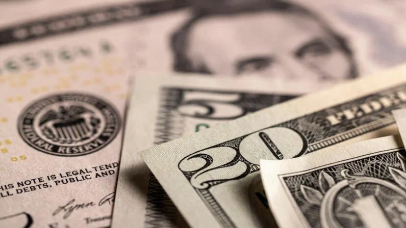 Notas de cinco e vinte dólares em foco.