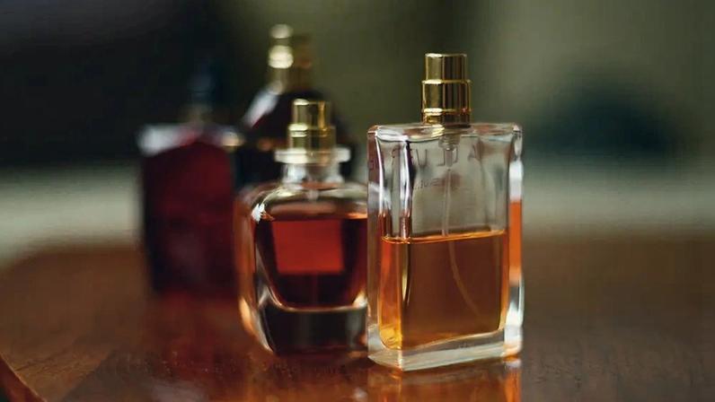 Fotografia de frascos de perfume.