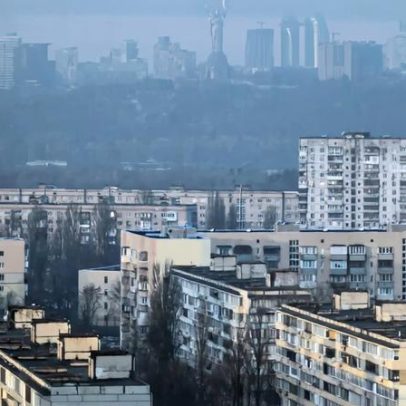 Ataque russo deixa 2,6 mil prédios residenciais sem aquecimento em Kiev