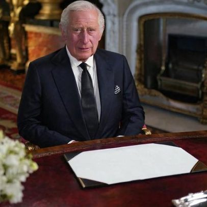 Polícia libera ex-príncipe Andrew, irmão do rei Charles III