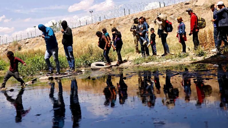 26/05/2023 - Migrantes em busca de asilo atravessam o rio Rio Bravo para retornar ao México vindos dos Estados Unidos 13/05/2023 Reuters/Jose Luis Gonzalez/Proibida reprodução