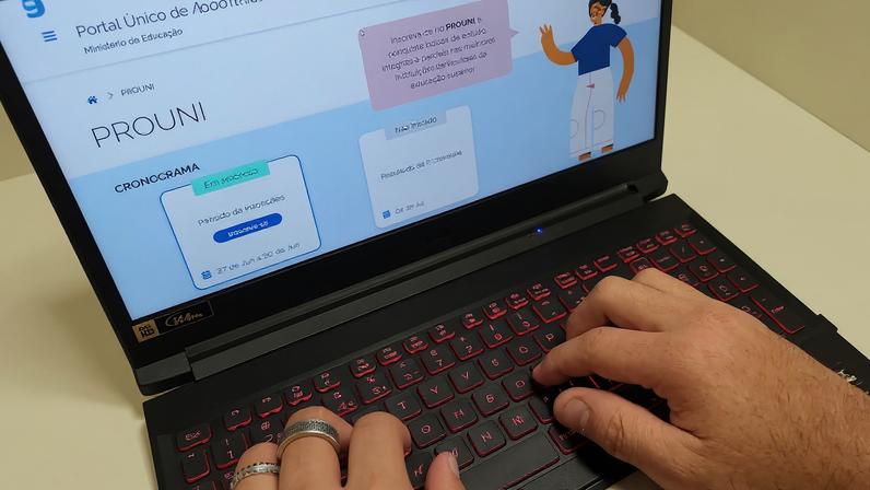 Brasília - 27/06/2023 - O Programa Universidade Para Todos (Prouni) oferta bolsas de estudo, integrais e parciais (50% do valor da mensalidade do curso), em cursos de graduação e sequenciais de formação específica, em instituições de educação superior privadas. As inscrições podem ser feitas pelo celular ou pelo computador. Foto: Juca Varella/Agência Brasil