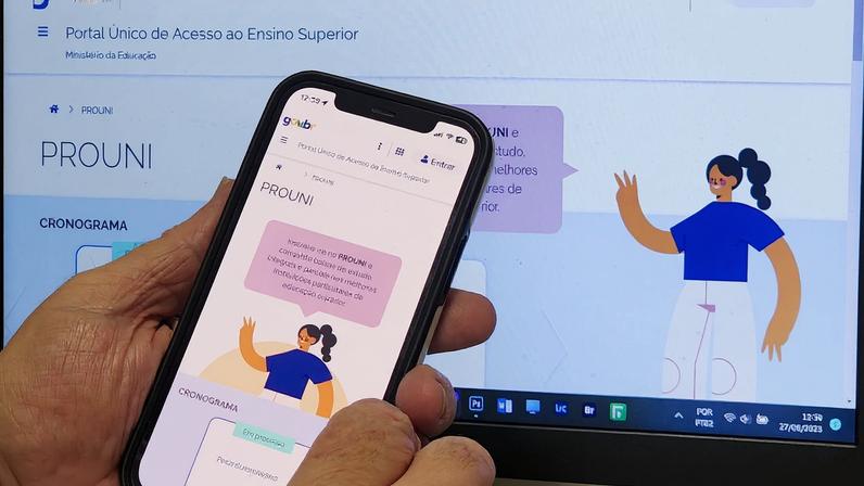Brasília - 27/06/2023 - O Programa Universidade Para Todos (Prouni) oferta bolsas de estudo, integrais e parciais (50% do valor da mensalidade do curso), em cursos de graduação e sequenciais de formação específica, em instituições de educação superior privadas. As inscrições podem ser feitas pelo celular ou pelo computador. Foto: Rafa Neddermeyer/Agência Brasil