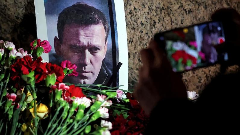 Flores colocadas ao lado de uma foto do líder da oposição russa Alexei Navalny no monumento às vítimas da repressão política, em São Petersburgo, Rússia, após a morte de Navalny 16/02/2024 REUTERS/Stringer