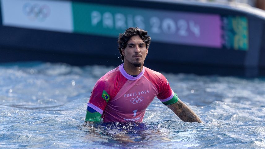 Gabriel Medina esperando ondas em Teahupoo, nos Jogos de Paris 2024 — Foto: Ed Sloane/Pool via REUTERS