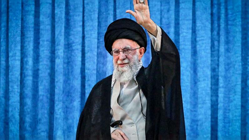 FILE PHOTO: Iran's Supreme Leader Ayatollah Ali Khamenei waves during the 36th anniversary of the death of the leader of Iran's 1979 Islamic Revolution, Ayatollah Ruhollah Khomeini, at Khomeini's shrine in southern Tehran, Iran June 4, 2025. Reuters/Office of the Iranian Supreme Leader/Proibida reprodução