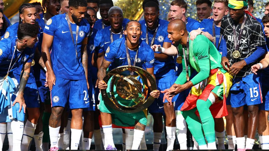 João Pedro comemora a conquista da Copa do Mundo de Clubes com a taça nas mãos — Foto: Getty Images
