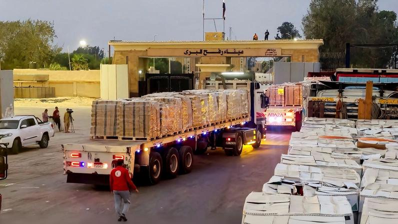 Caminhões carregando ajuda humanitária fazem fila na passagem de Rafah, na fronteira entre Egito e Faixa de Gaza 13/08/2025 REUTERS/Stringer