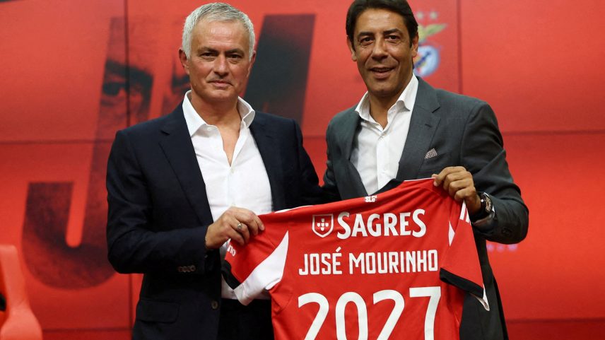 José Mourinho é apresentado pelo presidente do Benfica, Rui Costa — Foto: REUTERS/Pedro Nunes