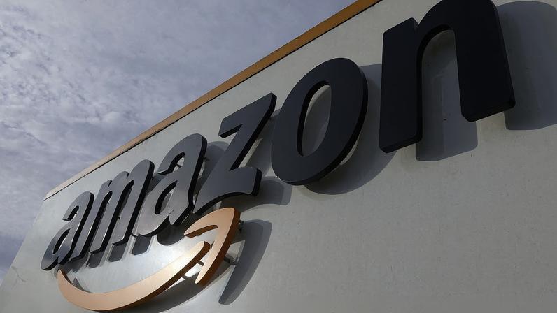 O logotipo da Amazon no centro logístico em Lauwin-Planque, norte da França, em 15 de novembro de 2022. REUTERS/Pascal Rossignol