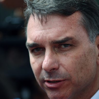 Flávio Bolsonaro critica postura do governo Lula sobre ataques ao Irã; Gleisi rebate