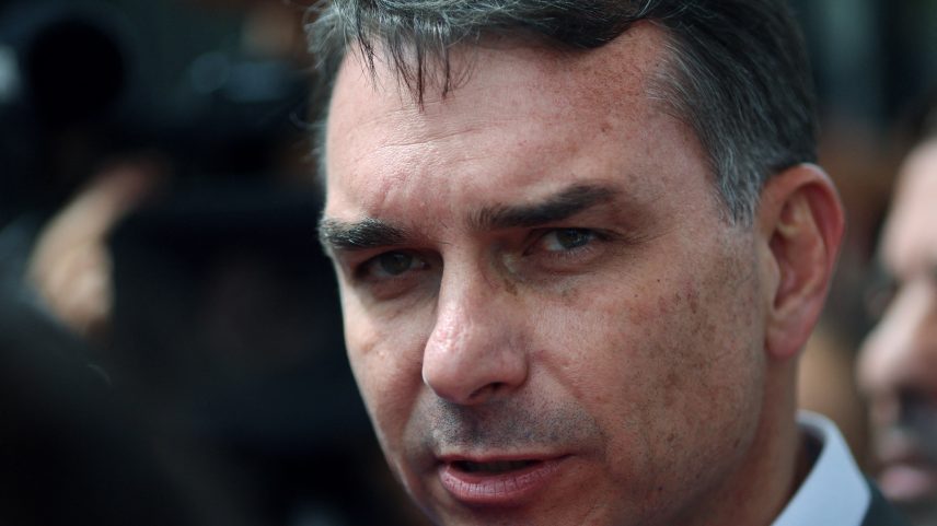 Flávio Bolsonaro critica postura do governo Lula sobre ataques ao Irã; Gleisi rebate