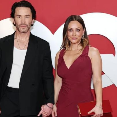 Kaley Cuoco admite dormir separadamente de Tom Pelphrey; relacionamento mudou