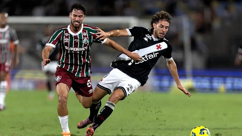 Nuno Moreira disputa a bola com Martinelli em partida da semifinal da Copa do Brasil 2025 (Foto: Matheus Sanches/MyPhoto Press/Gazeta Press)