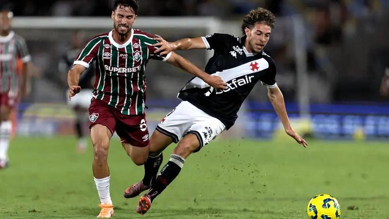 Disputa de bola entre jogadores do Vasco e do Fluminense (Foto: Matheus Sanches/MyPhoto Press/Gazeta Press)