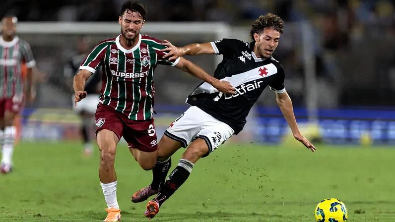 Nuno Moreira disputa a bola com Martinelli em partida da semifinal da Copa do Brasil 2025 (Foto: Matheus Sanches/MyPhoto Press/Gazeta Press)