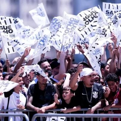 Torcedores do Corinthians dividem atenções entre duas finais