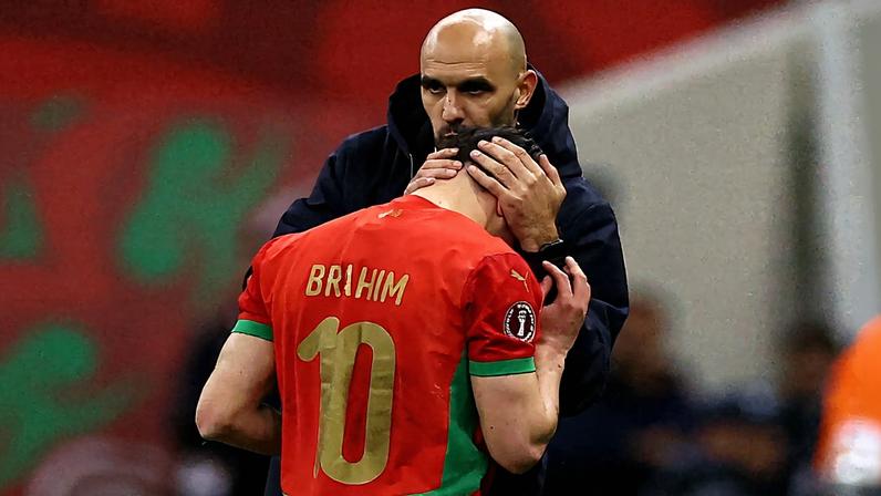 Regragui, técnico do Marrocos, consola Brahim Díaz na final da Copa Africana de Nações — Foto: REUTERS/Siphiwe Sibeko