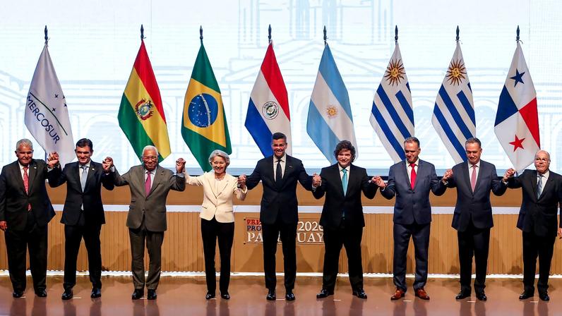 Líderes da União Europeia e do Mercosul celebram em Assunção a assinatura do acordo de livre comércio que encerra mais de 25 anos de negociações.