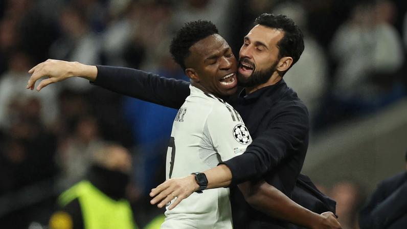 Vinicius Junior comemora com o técnico Arbeloa o gol marcado pelo Real Madrid contra o Monaco — Foto: Reuters