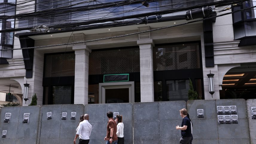 Foto de 23 de janeiro de 2026 mostra que a sede do Banco Master, no Itaim Bibi, na Zona Sul de São Paulo, foi cercada por tapumes e o logo da instituição financeira foi coberto — Foto: Amanda Perobelli/Reuters