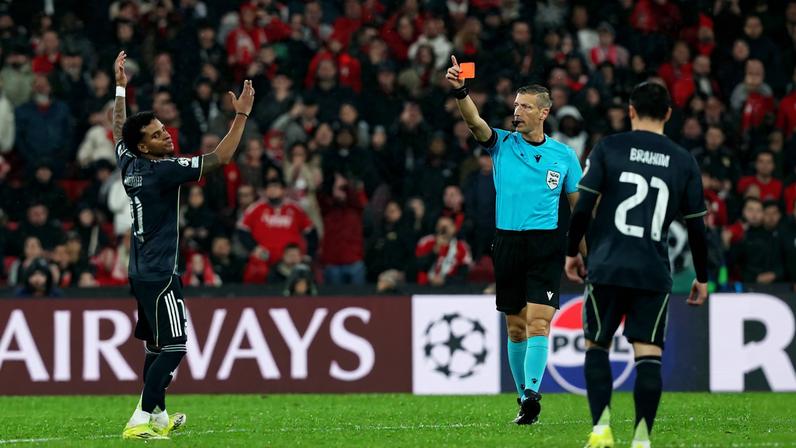 Rodrygo é expulso por Davide Massa em Benfica x Real — Foto: REUTERS/Pedro Rocha