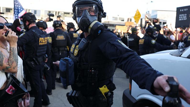 DHS agents stand guard as people take part in a protest against U.S. Immigration and Customs Enforcement (ICE) and U.S. President Donald Trump's immigration policies outside the Metropolitan Detention Center (MDC) in Los Angeles, California, U.S., January 30, 2026. REUTERS/Jill Connelly