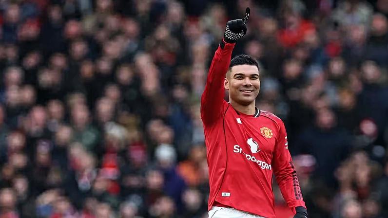 Casemiro foi eleito o melhor jogador da 24ª rodada da Premier League 2025/26 — Foto: Reuters