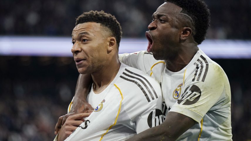 Mbappé e Vini Jr comemoram gol em Real Madrid x Rayo Vallecano — Foto: Reuters