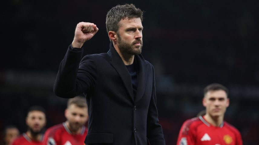Carrick comemora mais uma vitória no comando do Manchester United — Foto: Reuters