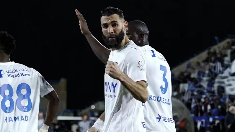 Karim Benzema estreia com hat-trick em goleada do Al-Hilal sobre o Al-Okhdood — Foto: Reuters