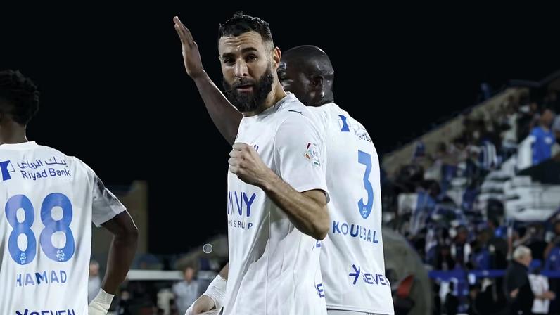 Karim Benzema estreia com hat-trick em goleada do Al-Hilal sobre o Al-Okhdood — Foto: Reuters