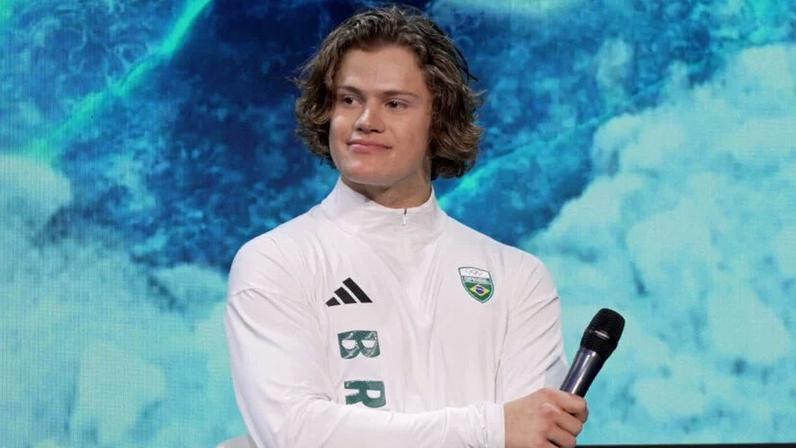 Lucas Pinheiro Braathen dá entrevista coletiva em Milão