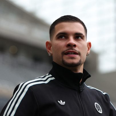 Bruno Guimarães chega ao Brasil neste domingo para tratar lesão grau 3 na coxa
