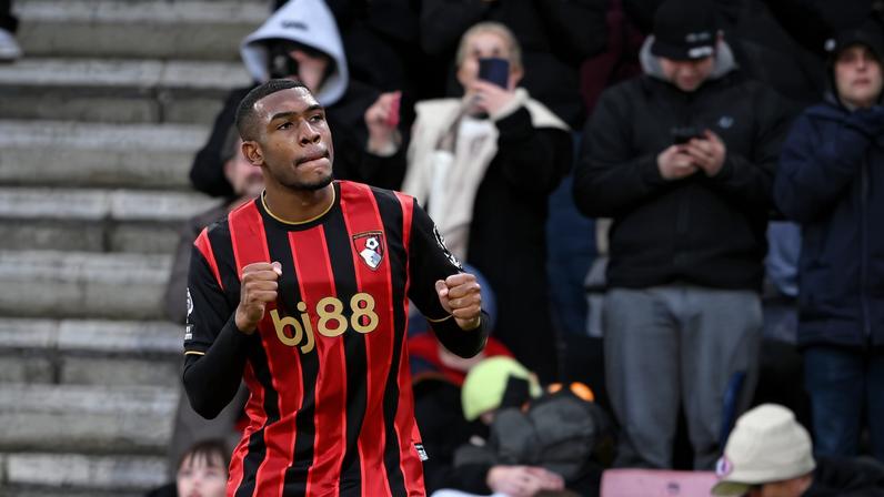 Vinicius Junior tenta o drible em cima de Camavinga durante o treino do Real Madrid — Foto: Divulgação / Real Madrid