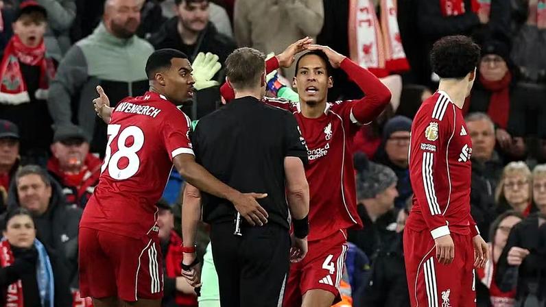 Liverpool tenta se recuperar da derrota para o Manchester City na última rodada da Premier League — Foto: Reuters