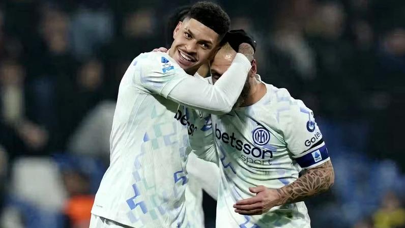 Luis Henrique comemora seu primeiro gol pela Inter de Milão com Dimarco — Foto: REUTERS/Matteo Ciambelli
