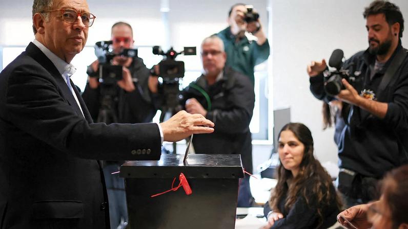 Socialista moderado António José Seguro deposita seu voto na urna, em Caldas da Rainha 08/02/2026 REUTERS/Pedro Nunes