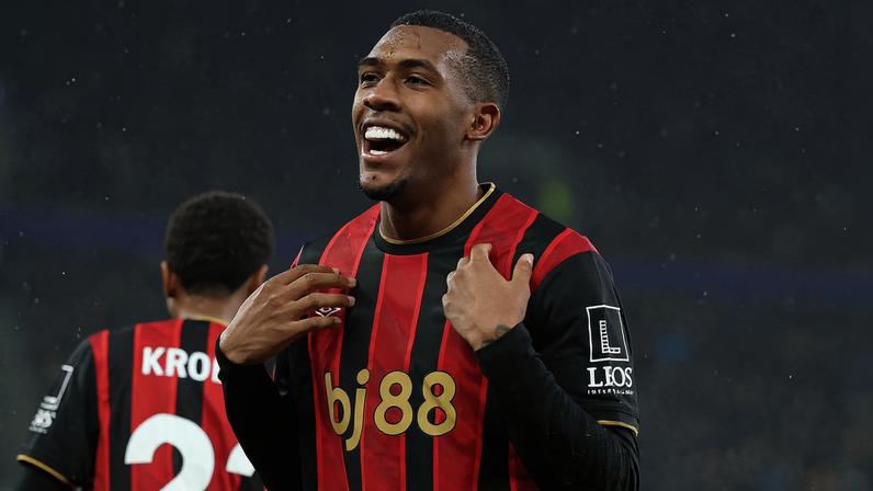 Rayan fez um dos gols da vitória do Bournemouth sobre o Everton na Premier League — Foto: Reuters