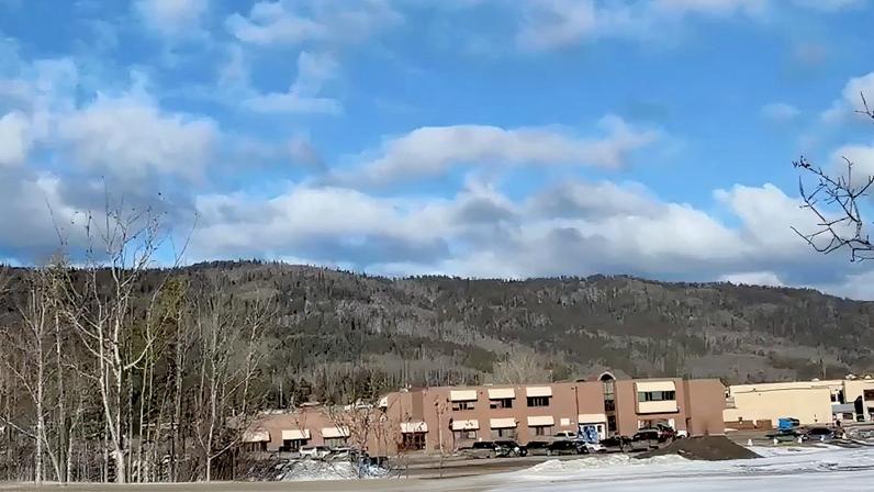 Veículos estacionados do lado de fora da Tumbler Ridge Secondary School, local de um tiroteio, na Colúmbia Britânica, Canadá, em 10 de fevereiro de 2026, nesta captura de tela obtida de um vídeo de mídia social. Trent Ernst/Tumbler RidgeLines