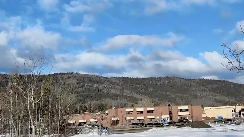 Veículos estacionados do lado de fora da Tumbler Ridge Secondary School, local de um tiroteio, na Colúmbia Britânica, Canadá, em 10 de fevereiro de 2026, nesta captura de tela obtida de um vídeo de mídia social. Trent Ernst/Tumbler RidgeLines