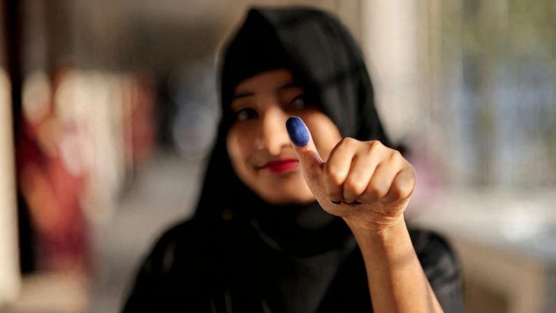 Mulher mostra polegar com uma marca de tinta após votar durante eleição geral em Daca 12/02/2026 REUTERS/Mohammad Ponir Hossain