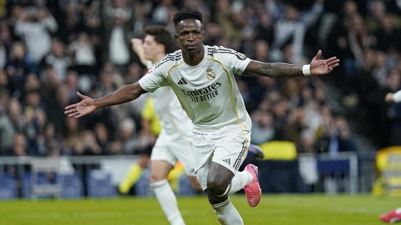 Vinícius Júnior comemora um dos dois gols que marcou na vitória do Real Madrid sobre a Real Sociedad — Foto: Pierre-Philippe MARCOU / AFP