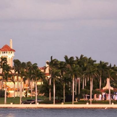 Homem armado invade resort de Trump e é morto por agentes