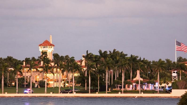 Palm Beach, Florida – February 16, 2026: Residents watching the motorcade, police units along the route, and views of Mar?a?Lago and Air Force One are seen during President Donald Trump’s departure back to the White Mar-A-Lago is seen after the Presidents departure after the Presidents Day weekend.(Christopher G. Beckett/Sipa USA)