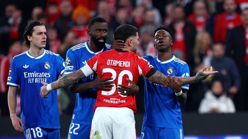 Vini Jr. denuncia racismo, e árbitro aciona protocolo após golaço contra Benfica