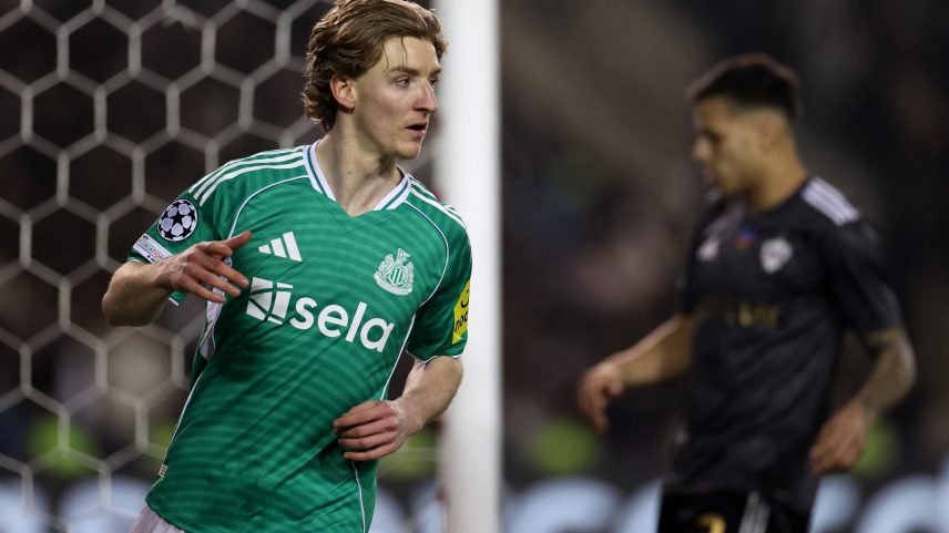 Gordon marca quatro gols para o Newcastle contra o Qarabag — Foto: Reuters