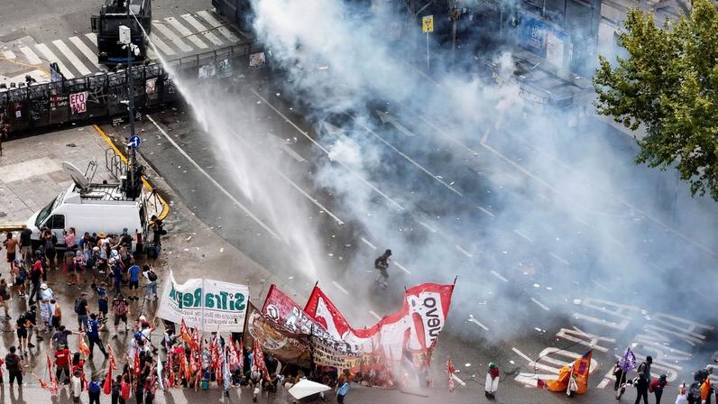 Protestos na Argentina, na semana passada 11/02/2026 Reuters/Martin Cossarini/Arquivo/Proibida reprodução