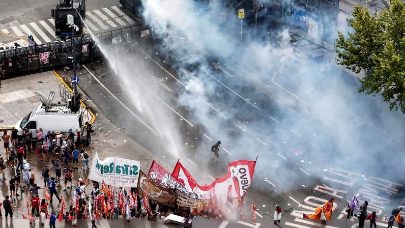 Protestos na Argentina, na semana passada 11/02/2026 Reuters/Martin Cossarini/Arquivo/Proibida reprodução